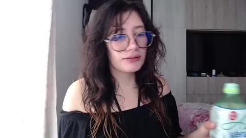 Snapshot of mariana124_ chatting on October 1, 2025, 6:58 pm Mariana online show from October 1, 2025, 6:58 pm