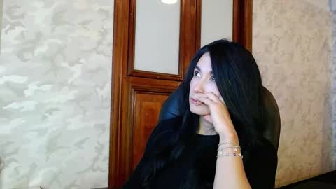 Mariana online show from December 2, 2025, 1:05 pm