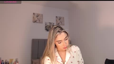 Snapshot of mariana_es chatting on March 18, 2026, 2:47 am Mariana online show from March 18, 2026, 2:47 am