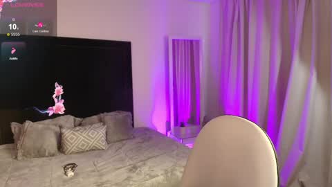 Snapshot of mariana_owen chatting on June 1, 2026, 12:07 pm online show from June 1, 2026, 12:07 pm