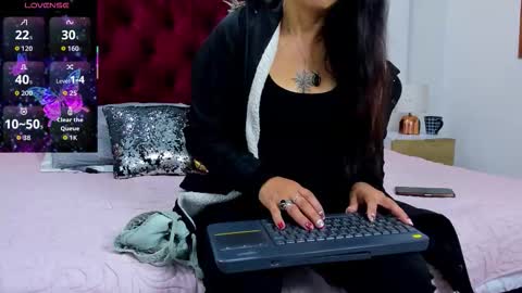 Marianee Rousse  online show from December 15, 2025, 11:36 am