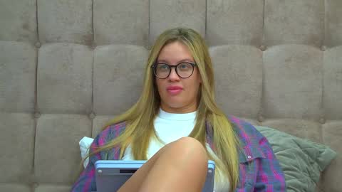 Snapshot of marianeumann chatting on January 18, 2025, 1:30 am Maria online show from January 18, 2025, 1:30 am