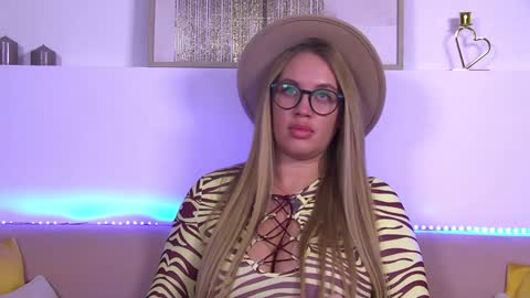 Snapshot of marianeumann chatting on January 21, 2025, 3:43 pm Maria online show from January 21, 2025, 3:43 pm