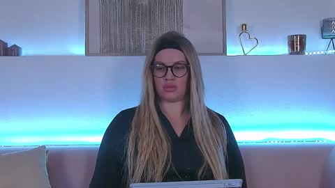 Snapshot of marianeumann chatting on February 1, 2025, 2:37 am Maria online show from February 1, 2025, 2:37 am