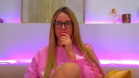 Snapshot of marianeumann chatting on February 10, 2025, 4:41 am Maria online show from February 10, 2025, 4:41 am