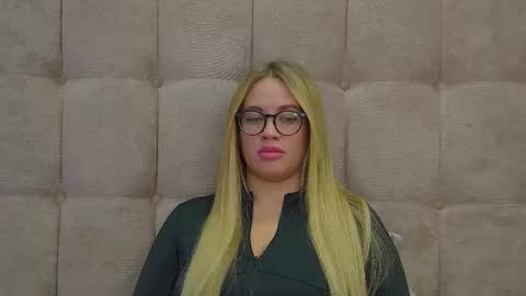 Snapshot of marianeumann chatting on March 1, 2025, 12:39 am Maria online show from March 1, 2025, 12:39 am