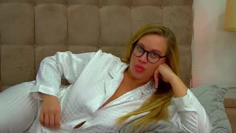 Snapshot of marianeumann chatting on March 6, 2025, 1:14 pm Maria online show from March 6, 2025, 1:14 pm