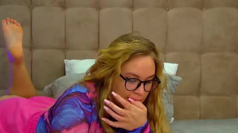 Snapshot of marianeumann chatting on March 7, 2025, 1:18 pm Maria online show from March 7, 2025, 1:18 pm