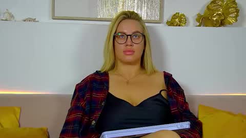 Snapshot of marianeumann chatting on November 21, 2025, 6:34 am Maria online show from November 21, 2025, 6:34 am