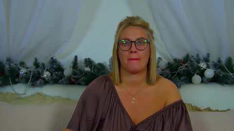 Snapshot of marianeumann chatting on December 15, 2025, 7:18 pm Maria online show from December 15, 2025, 7:18 pm