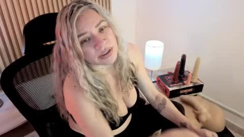 Snapshot of marianl0ve chatting on February 3, 2026, 10:42 am Marian Love online show from February 3, 2026, 10:42 am