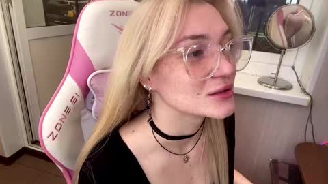 Snapshot of mariellesockwell chatting on March 1, 2026, 7:43 am Hey Im Ash I think together we can hit first 10 thumbs up online show from March 1, 2026, 7:43 am