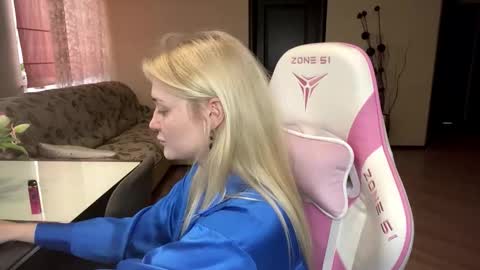 Snapshot of mariellesockwell chatting on March 6, 2026, 10:23 am Hey Im Ash I think together we can hit first 10 thumbs up online show from March 6, 2026, 10:23 am