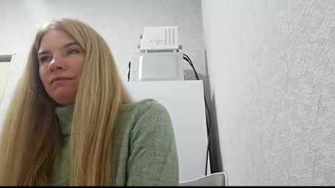 Snapshot of marinaobscura chatting on October 1, 2025, 8:09 am Emma online show from October 1, 2025, 8:09 am