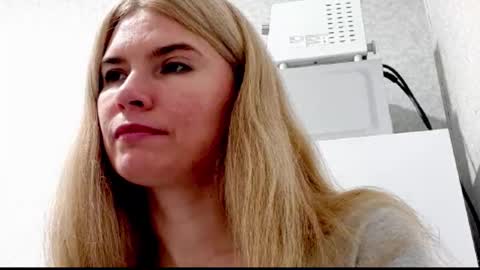 Snapshot of marinaobscura chatting on October 7, 2025, 9:06 am Emma online show from October 7, 2025, 9:06 am