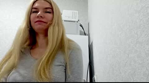 Snapshot of marinaobscura chatting on October 8, 2025, 8:45 am Emma online show from October 8, 2025, 8:45 am