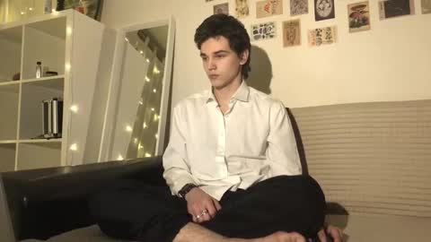 Mark online show from November 13, 2025, 3:33 pm