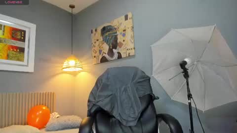 Snapshot of markbowie chatting on June 10, 2026, 7:57 pm markbowie online show from June 10, 2026, 7:57 pm
