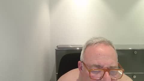 martin_1947 online show from December 2, 2025, 10:38 pm