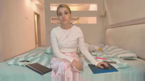 marya442004 online show from September 23, 2025, 9:29 pm