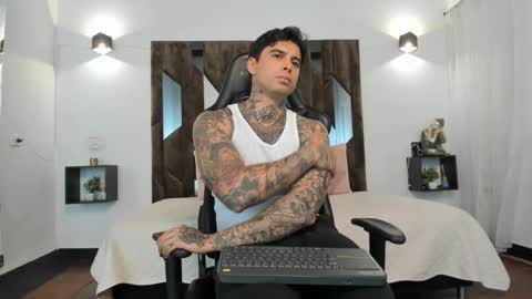 mateo_dilucajs1 online show from October 21, 2025, 8:53 pm