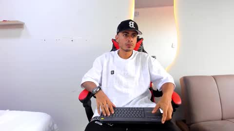 Snapshot of matthewcullenn chatting on December 14, 2025, 9:41 pm Matthew online show from December 14, 2025, 9:41 pm