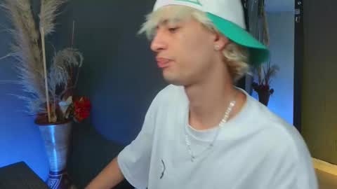 mattias     online show from September 17, 2025, 1:07 am