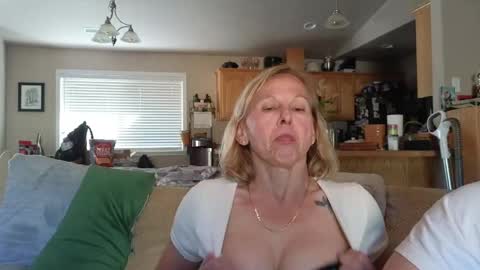 Snapshot of matureluvin chatting on May 20, 2026, 1:23 am JustUs online show from May 20, 2026, 1:23 am