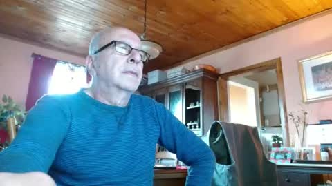 Snapshot of mauriceandre chatting on December 18, 2024, 2:06 pm Maurice online show from December 18, 2024, 2:06 pm