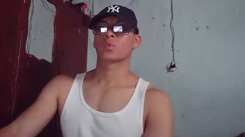 Snapshot of maurodirty chatting on December 3, 2025, 10:52 pm Mauro online show from December 3, 2025, 10:52 pm