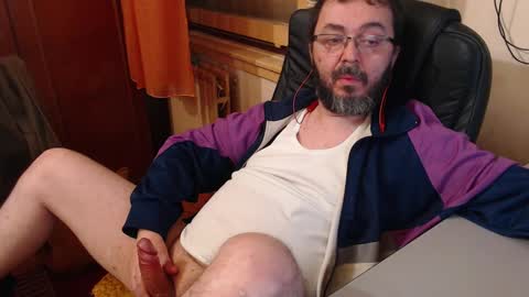 Snapshot of max818k chatting on December 4, 2024, 8:40 pm Max online show from December 4, 2024, 8:40 pm