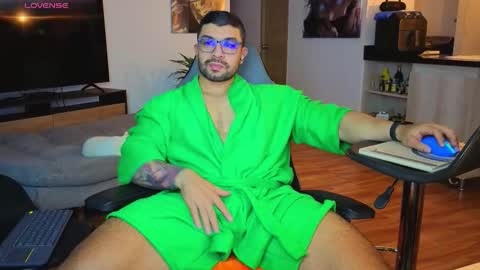 Snapshot of max_cooper17 chatting on November 11, 2025, 2:55 am Max online show from November 11, 2025, 2:55 am