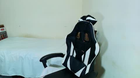 max_love25 online show from November 26, 2025, 8:43 pm