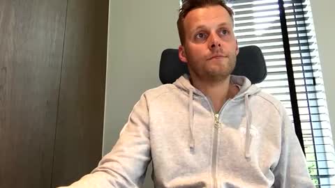 Max take off clothes online show from November 3, 2025, 2:07 pm