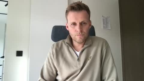 Max take off clothes online show from November 15, 2025, 12:02 pm