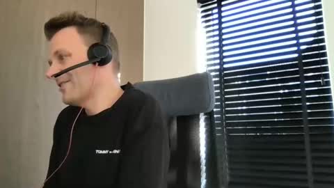 Max take off clothes online show from March 5, 2026, 9:49 am