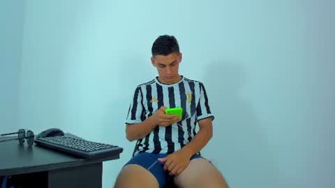 Snapshot of max_wild01 chatting on June 28, 2026, 5:02 am MAX online show from June 28, 2026, 5:02 am