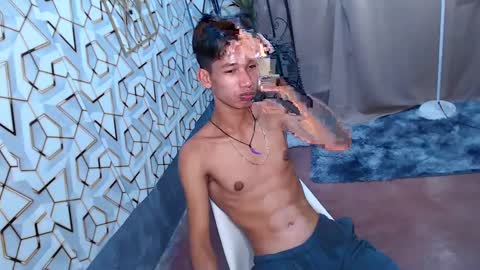 Snapshot of maxiebunny99 chatting on February 11, 2025, 12:58 pm Reyn online show from February 11, 2025, 12:58 pm