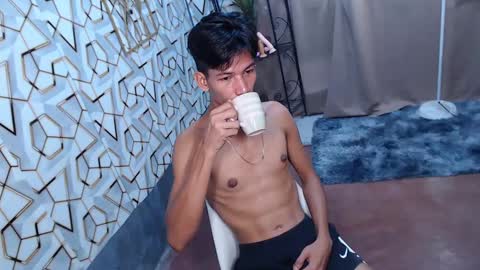 Snapshot of maxiebunny99 chatting on February 13, 2025, 11:58 pm Reyn online show from February 13, 2025, 11:58 pm