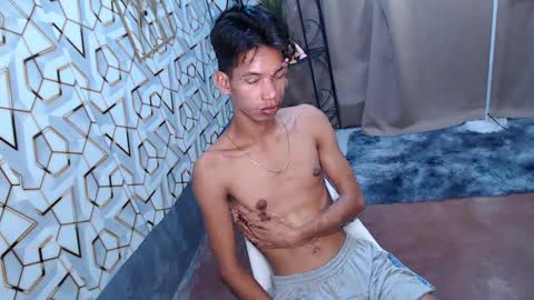 Snapshot of maxiebunny99 chatting on February 14, 2025, 12:25 pm Reyn online show from February 14, 2025, 12:25 pm