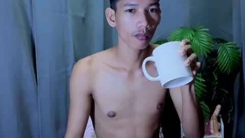 Snapshot of maxiebunny99 chatting on October 5, 2025, 10:18 pm Reyn online show from October 5, 2025, 10:18 pm