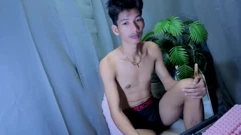 Snapshot of maxiebunny99 chatting on October 16, 2025, 6:36 am Reyn online show from October 16, 2025, 6:36 am