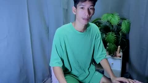 Snapshot of maxiebunny99 chatting on October 20, 2025, 2:28 pm Reyn online show from October 20, 2025, 2:28 pm