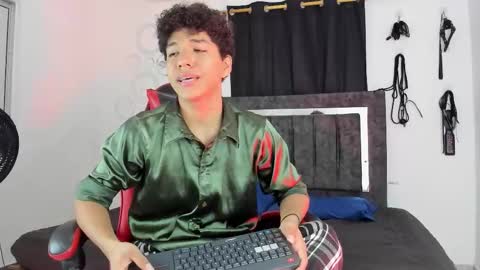 Snapshot of maximiliano_khalil chatting on November 27, 2025, 8:11 pm Maximiliano online show from November 27, 2025, 8:11 pm