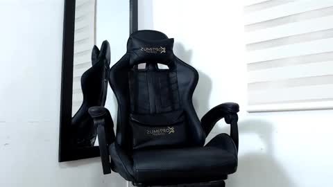 Maximo Sebastian online show from December 1, 2025, 2:05 am