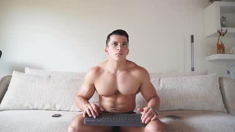 Snapshot of maximohoot chatting on November 7, 2025, 5:35 pm Sebastian online show from November 7, 2025, 5:35 pm