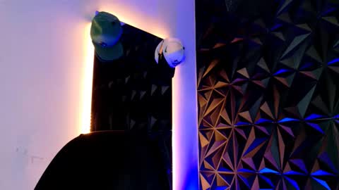 MAX online show from October 22, 2025, 7:35 pm