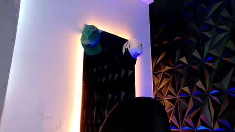 MAX online show from November 13, 2025, 8:19 pm