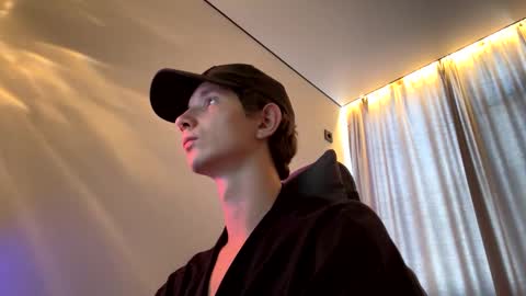 Max online show from September 18, 2025, 4:47 am