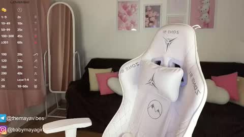 Snapshot of maya_blonde18 chatting on November 11, 2025, 3:39 am Maya online show from November 11, 2025, 3:39 am